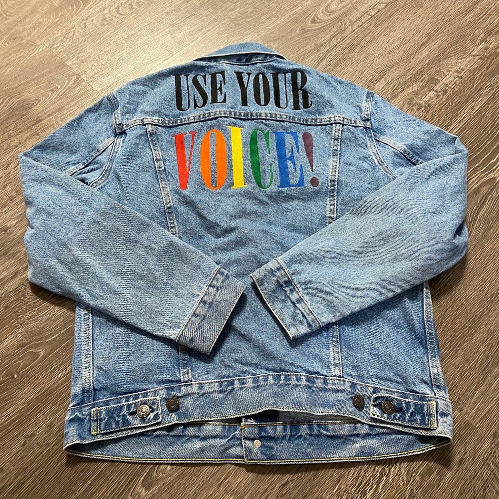 LEVIS Use Your Voice LGBTQ Rainbow Pride Denim Trucker Jacket Mens Size NEW